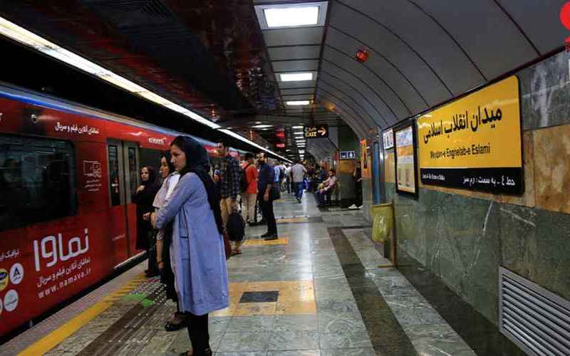  سقوط مرد موبلند به جلوی قطار مترو انقلاب تهران + جزییات 