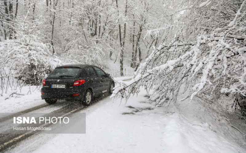 بارش برف و باران در جاده‌های ۱۳ استان کشور