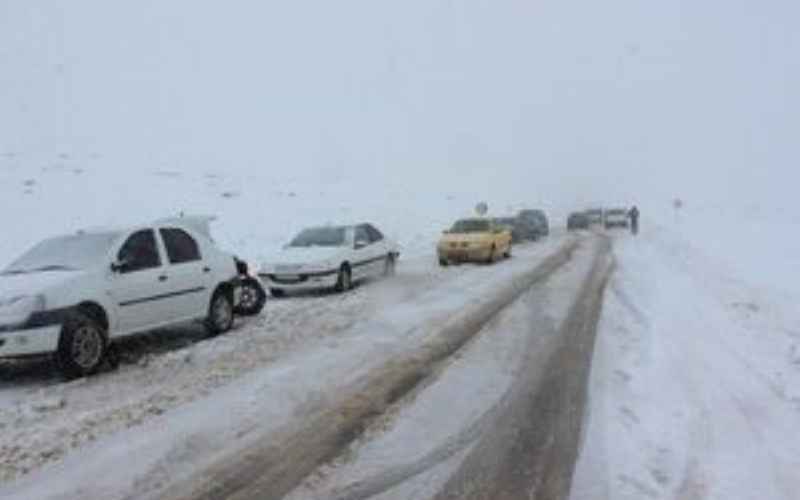 بارش برف و باران در جاده های ۱۰ استان