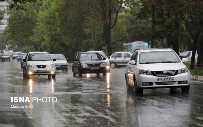 بارش باران در جاده‌های۲۰ استان کشور