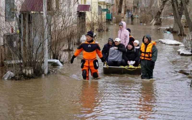 ادامه تخلیه مناطق سیل زده در روسیه؛ منفجر کردن برخی سدهای مصنوعی در قزاقستان برای کاهش سطح آب