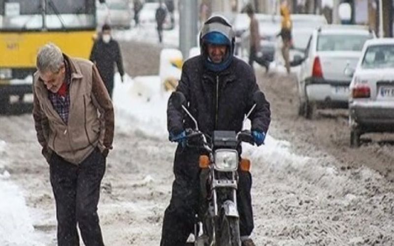  لغزندگی معابر شمال و شمال شرقی تهران به‌دلیل بارش برف و عدم دید کافی 